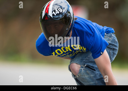 Skateboard longboard downhill cessione di formazione su strada pubblica, close up Foto Stock