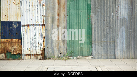 parete arrugginita dello zinco Foto Stock