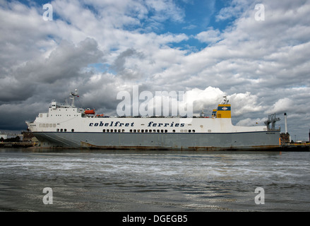 Traghetto per auto Melusine di Cobelfret Ferries del Belgio ormeggiato sul fiume Tamigi a Dagenham est della City di Londra Foto Stock