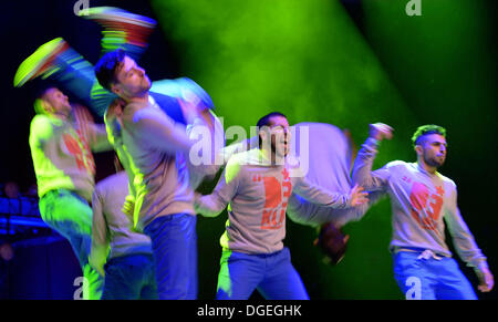 Braunschweig, Germania. Xix oct, 2013. L'Italiano breakdance team 'De Klan' esegue sul palco durante il Breakdance Campionati del Mondo "Battaglia dell'anno" di Braunschweig, Germania, 19 ottobre 2013. Quindici squadre provenienti da tutto il mondo si sono qualificati per la concorrenza. Foto: Peter Steffen/dpa/Alamy Live News Foto Stock