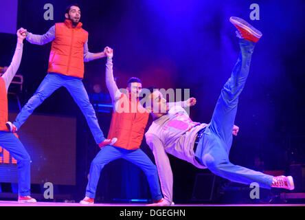 Braunschweig, Germania. Xix oct, 2013. L'Italiano breakdance team 'De Klan' esegue sul palco durante il Breakdance Campionati del Mondo "Battaglia dell'anno" di Braunschweig, Germania, 19 ottobre 2013. Quindici squadre provenienti da tutto il mondo si sono qualificati per la concorrenza. Foto: Peter Steffen/dpa/Alamy Live News Foto Stock