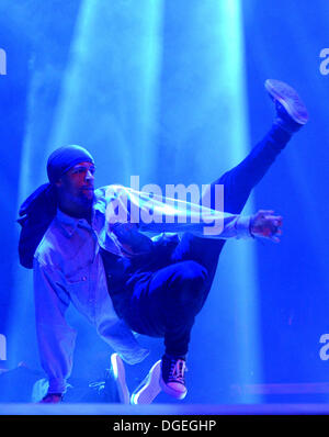 Braunschweig, Germania. Xix oct, 2013. Il Greco breakdance team 'WaveOmatics' esegue sul palco durante il Breakdance Campionati del Mondo "Battaglia dell'anno" di Braunschweig, Germania, 19 ottobre 2013. Quindici squadre provenienti da tutto il mondo si sono qualificati per la concorrenza. Foto: Peter Steffen/dpa/Alamy Live News Foto Stock