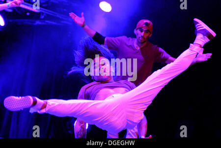 Braunschweig, Germania. Xix oct, 2013. Il Venezuelano breakdance team 'Vinotinto' esegue sul palco durante il Breakdance Campionati del Mondo "Battaglia dell'anno" di Braunschweig, Germania, 19 ottobre 2013. Quindici squadre provenienti da tutto il mondo si sono qualificati per la concorrenza. Foto: Peter Steffen/dpa/Alamy Live News Foto Stock