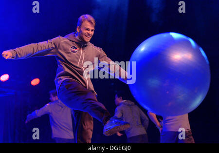 Braunschweig, Germania. Xix oct, 2013. La breakdance olandese del team 'l'Ruggeds' esegue sul palco durante il Breakdance Campionati del Mondo "Battaglia dell'anno" di Braunschweig, Germania, 19 ottobre 2013. Quindici squadre provenienti da tutto il mondo si sono qualificati per la concorrenza. Foto: Peter Steffen/dpa/Alamy Live News Foto Stock