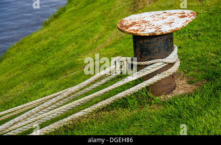 Corde di nave ancorata in porto Foto Stock