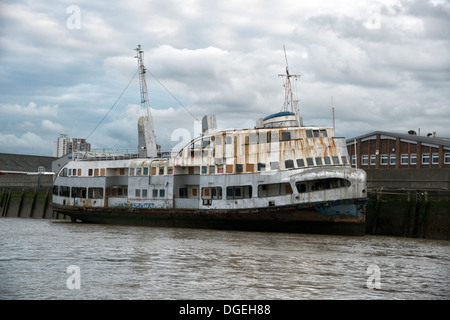 La formazione di ruggine hulk del vecchio Mersey Ferry Royal Iris legato sulle rive del fiume Tamigi a Woolwich, a est di Londra. Foto Stock