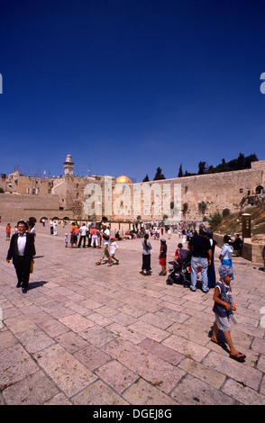 Le persone che visitano il Muro Occidentale, la Città Vecchia di Gerusalemme, Israele Foto Stock