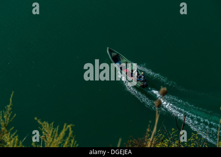 Una piccola barca da pesca sul lago di Lugano. Ticino. Svizzera Foto Stock