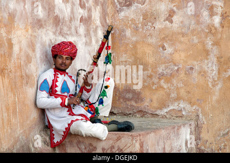 Uomo di Rajasthani che posano con strumento tradizionale all'interno Amer Fort, a Jaipur, India Foto Stock