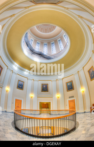 Una vista della bella rotunda e galleria di ritratti al quarto piano del Maine State House di Augusta, Maine. Foto Stock