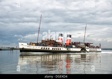 L'ultimo mare andando battello a vapore nel mondo. Il PS Waverley si fa strada lungo il fiume Tamigi a Londra Foto Stock