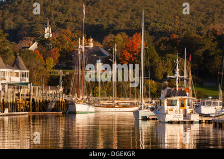 Barche a vela ormeggiata poco dopo l'alba nel porto di Camden, Camden, Maine. Foto Stock