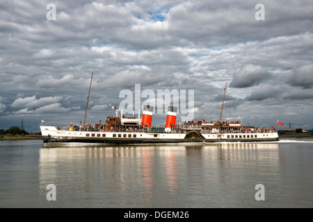 L'ultimo mare andando battello a vapore nel mondo. Il PS Waverley si fa strada lungo il fiume Tamigi a Londra Foto Stock