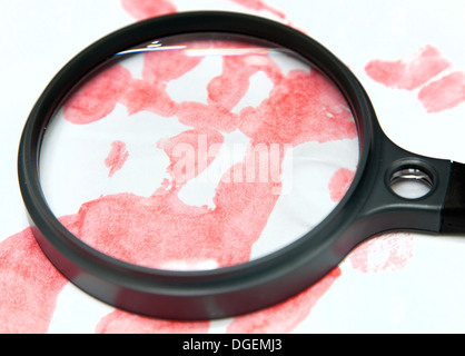 Bloody le impronte digitali e la lente di ingrandimento, Londra Foto Stock