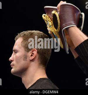 Leipzig, Germania. Xix oct, 2013. Boxer tedesco Robert Stieglitz visto durante il mondiale maschile di associazione WBO super middleweight lotta contro il pugile nigeriano Isacco Ekpo (invisibile) di Lipsia, in Germania, il 19 ottobre 2013. Foto: Hendrik Schmidt/dpa/Alamy Live News Foto Stock