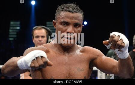 Leipzig, Germania. Xix oct, 2013. Boxer nigeriano Isacco Ekpo visto dopo il mondiale maschile di associazione WBO super middleweight lotta contro boxer tedesco Robert Stieglitz (invisibile) di Lipsia, in Germania, il 19 ottobre 2013. Foto: Hendrik Schmidt/dpa/Alamy Live News Foto Stock