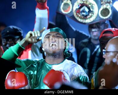 Leipzig, Germania. Xix oct, 2013. Boxer nigeriano Isacco Ekpo visto durante il mondiale maschile di associazione WBO super middleweight lotta contro boxer tedesco Robert Stieglitz (invisibile) di Lipsia, in Germania, il 19 ottobre 2013. Foto: Hendrik Schmidt/dpa/Alamy Live News Foto Stock