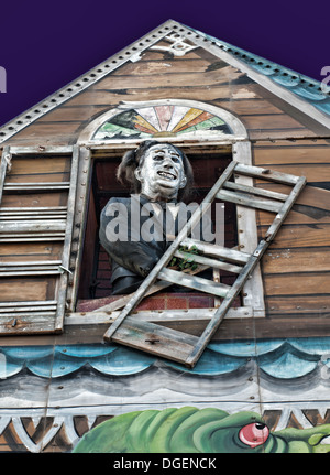 Brutto mostro in una finestra di un Haunted House Foto Stock