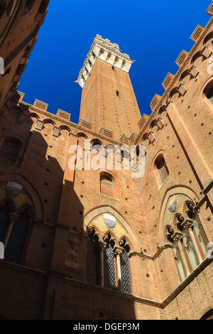 Piazza del Campo è la piazza principale di Siena con vista sul Palazzo Pubblico e la sua Torre del Mangia. Foto Stock