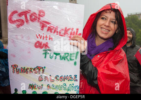 Londra, Regno Unito. Xx oct, 2013. Come parte del continuo in tutto il mondo la protesta contro la creazione del più grande d'Europa goldmine in Rosia Montana, Romania, rumeni e i loro sostenitori mark otto settimane di manifestazioni a Trafalgar Square. Credito: Paolo Davey/Alamy Live News Foto Stock