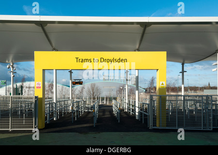 Match Day tornello uscita della Metrolink tram fermata presso il Campus Etihad, Eastlands, Manchester, Inghilterra, Regno Unito Foto Stock