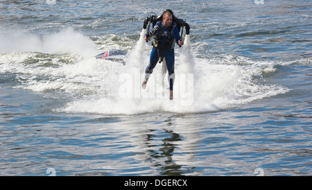 Uomo di pilotaggio alimentata acqua jet pack ad alta velocità Royal Victoria Dock LONDRA Inghilterra Europa Foto Stock