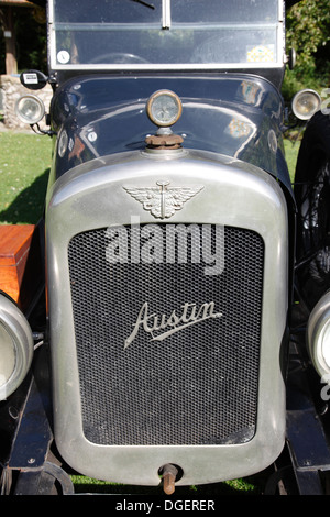 La griglia del radiatore e l'indicatore della temperatura sul 1920/30s Austin 20 automobile automobile Isle of Wight, Hampshire, Inghilterra Foto Stock