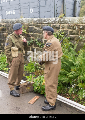 Due uomini vestiti come RAF del reggimento di soldati a Goathland stazione sul NYMR durante la ferrovia in tempo di guerra week-end di ottobre 2013 Foto Stock