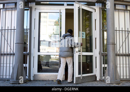 Amburgo, Germania. Xviii oct, 2013. Un africano entra nella centrale ufficio immigrazione ad Amburgo, Germania, 18 ottobre 2013. Foto: Christian Charisius/dpa/Alamy Live News Foto Stock