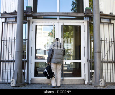 Amburgo, Germania. Xviii oct, 2013. Un africano entra nella centrale ufficio immigrazione ad Amburgo, Germania, 18 ottobre 2013. Foto: Christian Charisius/dpa/Alamy Live News Foto Stock