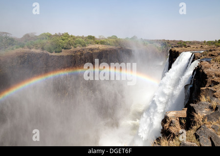 Victoria Falls, Zambia con arcobaleno, visto da di Livingstone isola sul lato dello Zambia, Africa Foto Stock