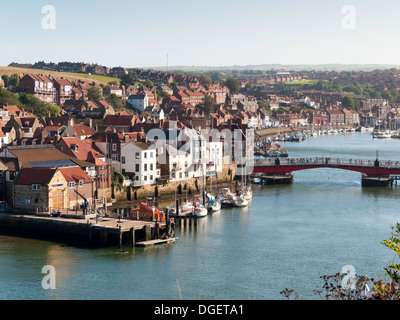 Whitby harbour con cottage sul lato est della città e il ponte girevole in tarda estate Foto Stock