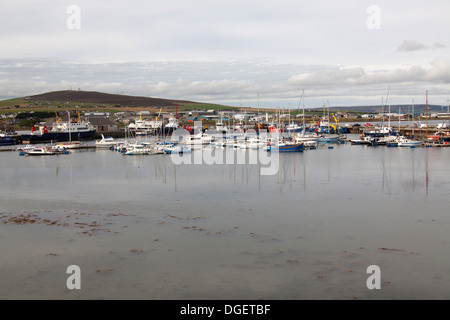Isole di Orkney, Scozia. Vista di Kirkwall marina e porto, con l'industrial estate in background. Foto Stock