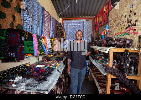 Zambia negozio e persone - locale Zambia negoziante nel suo negozio di artigianato e curio, Livingstone centro città, Zambia Africa Foto Stock