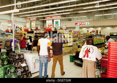 La popolazione locale lo shopping nel supermercato Spar store, Livingstone town, Zambia, Africa Foto Stock