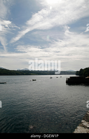 Menai Straits da Plas Newydd NT Isola di Anglesey nel Galles REGNO UNITO Foto Stock