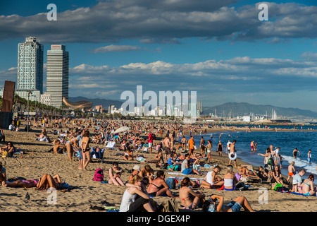 Spiaggia di sabbia nel quartiere della Barceloneta, Barcellona, in Catalogna, Spagna Foto Stock