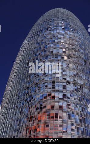 Torre Agbar di Jean Nouvel) è un 38-storia grattacielo. Avinguda Diagonal di Barcellona. Foto Stock