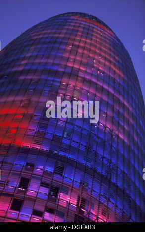 Torre Agbar di Jean Nouvel) è un 38-storia grattacielo. Avinguda Diagonal di Barcellona. Foto Stock