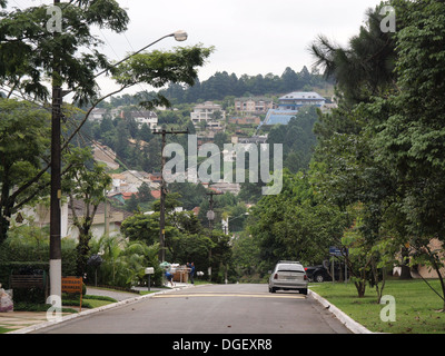 Alberata zona residenziale di Alphaville al di fuori della città di Sao Paulo dove molti benestanti di brasiliani live Foto Stock