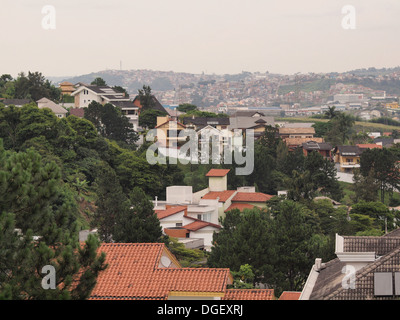 Alberata zona residenziale di Alphaville al di fuori della città di Sao Paulo dove molti benestanti di brasiliani live Foto Stock