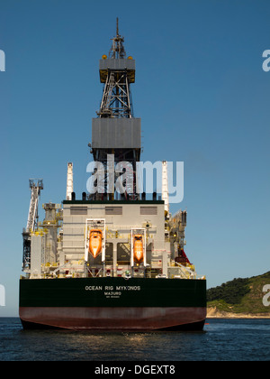 Offshore di acque profonde nave di perforazione Ocean RIG MYKONOS lavorando per Petrobras a Rio de Janeiro in attesa di andare al largo Santos Foto Stock