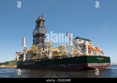 Offshore di acque profonde nave di perforazione Ocean RIG MYKONOS lavorando per Petrobras a Rio de Janeiro in attesa di andare al largo Santos Foto Stock