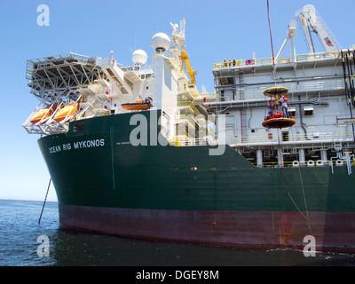 Offshore di acque profonde nave di perforazione Ocean RIG MYKONOS lavorando per Petrobras a Rio de Janeiro in attesa di andare al largo Santos Foto Stock