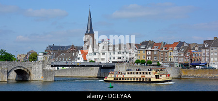 Gita turistica in barca a Maastricht sulla guglia della Mosa della Chiesa di San Martino (Sint Martinuskerk) nel paesaggio urbano lungo il fiume Limburgo, Paesi Bassi e UE Foto Stock