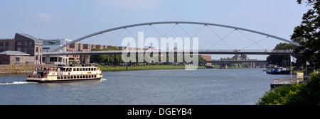 Tour panoramico in barca della città di Maastricht, UE, che passa sotto la chiara apertura del ponte ad arco Hoge Brug sopra la Mosa del fiume, utilizzato solo da ciclisti e pedoni Foto Stock