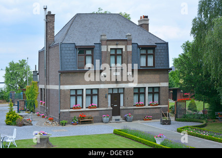 Casa unifamiliare in motivi di bloccare i detentori composto accanto al canale Neerharen Belgio Europa Foto Stock