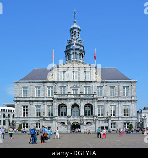 Maastricht edificio storico del municipio persone nella piazza principale del mercato in un cielo blu soleggiato estate non di mercato a Limburgo Paesi Bassi Europa UE Foto Stock