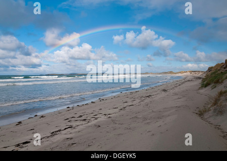 Un arcobaleno su Traigh lar, Malacleit, North Uist nelle Ebridi Esterne, Scozia Foto Stock