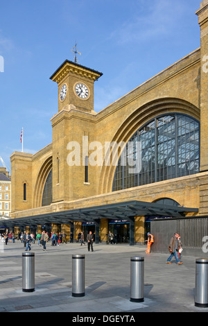 Rinnovato a Kings Cross Square e dalla stazione ferroviaria parte della facciata di riqualificazione della stazione di King Cross Foto Stock